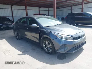 2023 Kia Forte LXS z VIN 3KPF24AD4PE584949, wystawiony jako IAAI lot #42456399 z przebiegiem 43 993 mil mil oraz . Historia ofert i sprzedaży dostępna na DreamBid. Obrazek 1.