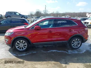 2015 Lincoln MKC z VIN 5LMCJ1A90FUJ32652, wystawiony jako IAAI lot #41853480 z przebiegiem 110 219 mil mil oraz . Historia ofert i sprzedaży dostępna na DreamBid. Obrazek 14.