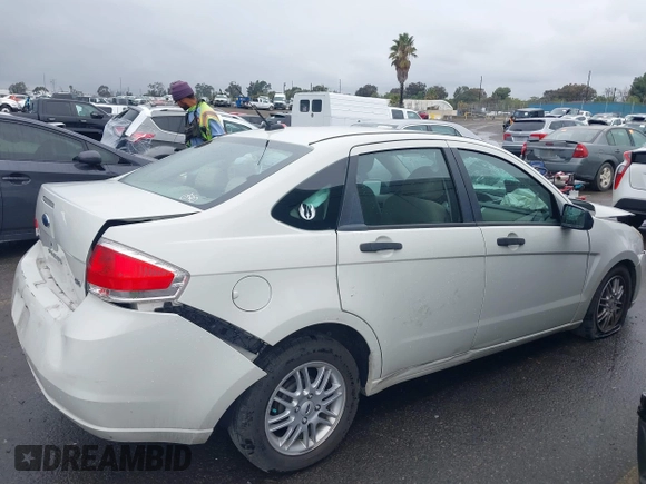 2009 Ford Focus SE z VIN 1FAHP35N19W114402, wystawiony jako IAAI lot #41510501 z przebiegiem Nie podano mil oraz . Historia ofert i sprzedaży dostępna na DreamBid. Obrazek 14.