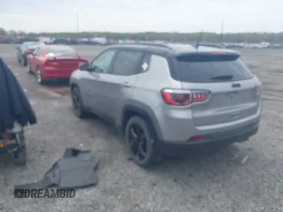 2020 Jeep Compass Altitude z VIN 3C4NJCBB8LT105248, wystawiony jako IAAI lot #42021423 z przebiegiem 93 004 mil mil oraz . Historia ofert i sprzedaży dostępna na DreamBid. Obrazek 3.
