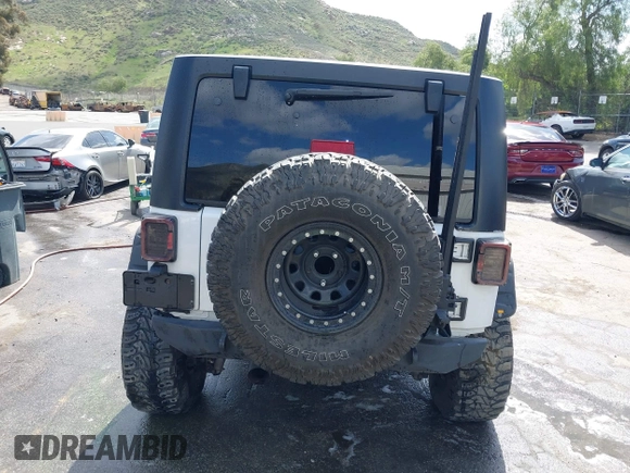 2017 Jeep Wrangler Unlimited Sahara z VIN 1C4BJWEG5HL731242, wystawiony jako IAAI lot #41891017 z przebiegiem 97 097 mil mil oraz . Historia ofert i sprzedaży dostępna na DreamBid. Obrazek 16.