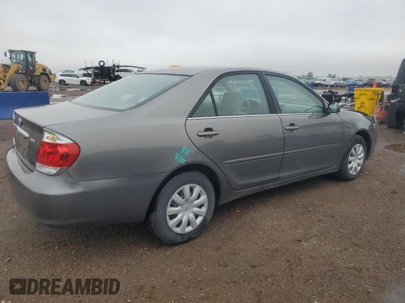 2005 Toyota Camry LE z VIN 4T1BE30K05U579984, wystawiony jako Copart lot #58482875 z przebiegiem 74 638 mil mil oraz Szkoda całkowita • Salvage title. Historia ofert i sprzedaży dostępna na DreamBid. Obrazek 3.
