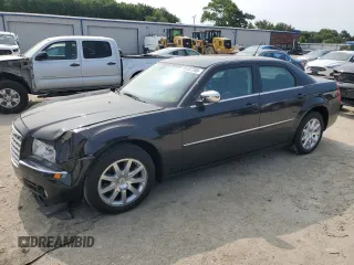 2008 Chrysler 300 z VIN 2C3LA33G78H187219, wystawiony jako Copart lot #59107795 z przebiegiem 130 154 mil mil oraz Czysty tytuł • Clean title. Historia ofert i sprzedaży dostępna na DreamBid. Obrazek 1.