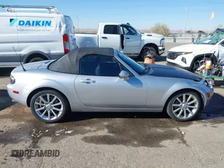 2007 Mazda MX-5 Miata Sport z VIN JM1NC25F170126965, wystawiony jako IAAI lot #41003125 z przebiegiem 99 338 mil mil oraz . Historia ofert i sprzedaży dostępna na DreamBid. Obrazek 13.