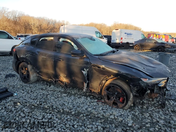 2022 Maserati Levante Modena S with VIN ZN661ZUM5NX396321, listed as a Copart auction lot 87076404 with 38,546 mi miles and Salvage Title. Bid and sale history available at carsss.com. Image 4.