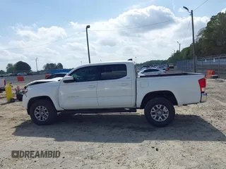 2017 Toyota Tacoma SR5 z VIN 3TMAZ5CN8HM045727, wystawiony jako IAAI lot #41962213 z przebiegiem 88 042 mil mil oraz . Historia ofert i sprzedaży dostępna na DreamBid. Obrazek 14.
