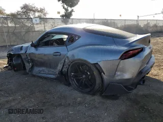 2022 Toyota Supra 3.0 z VIN WZ1DB0C0XNW046741, wystawiony jako Copart lot #43457735 z przebiegiem Nie podano mil oraz Szkody całkowita. Historia ofert i sprzedaży dostępna na DreamBid. Obrazek 2.