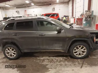 2016 Jeep Cherokee Latitude z VIN 1C4PJMCS2GW133592, wystawiony jako IAAI lot #41523996 z przebiegiem 193 154 mil mil oraz . Historia ofert i sprzedaży dostępna na DreamBid. Obrazek 13.