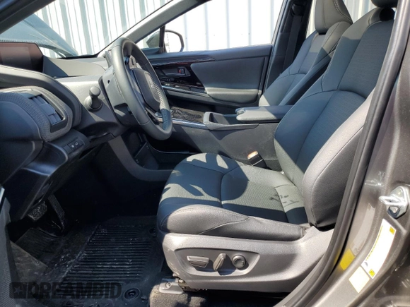 2023 Toyota bZ4X XLE z VIN JTMABACA1PA036308, wystawiony jako Copart lot #55640284 z przebiegiem Nie podano mil oraz . Historia ofert i sprzedaży dostępna na DreamBid. Obrazek 7.