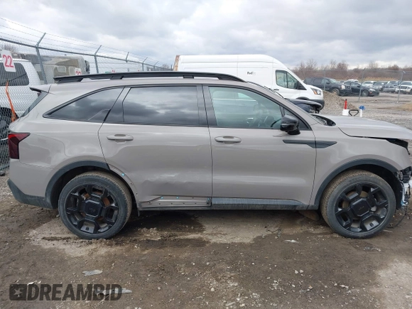 2025 Kia Sorento X-Line SX Prestige z VIN 5XYRKDJF9SG329417, wystawiony jako IAAI lot #41860763 z przebiegiem 1 753 mil mil oraz . Historia ofert i sprzedaży dostępna na DreamBid. Obrazek 14.
