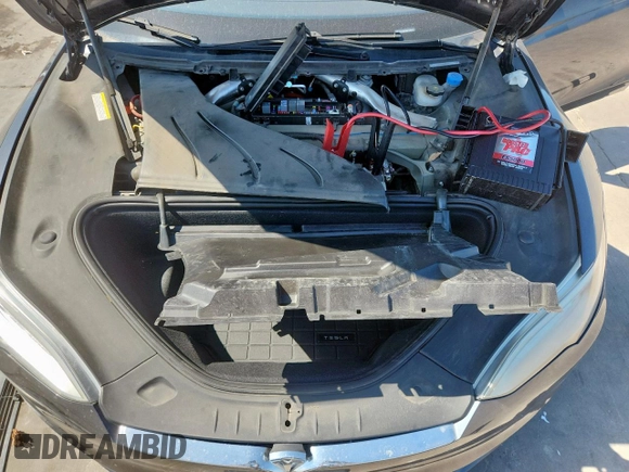 2016 Tesla Model S 90D z VIN 5YJSA1E40GF145137, wystawiony jako Copart lot #62027605 z przebiegiem 92 060 mil mil oraz Szkoda całkowita • Salvage title. Historia ofert i sprzedaży dostępna na DreamBid. Obrazek 11.