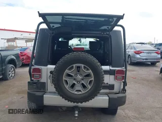 2008 Jeep Wrangler Sahara z VIN 1J4FA54158L640474, wystawiony jako IAAI lot #42243860 z przebiegiem 141 303 mil mil oraz . Historia ofert i sprzedaży dostępna na DreamBid. Obrazek 15.