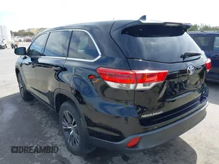 2018 Toyota Highlander LE z VIN 5TDZZRFH2JS276211, wystawiony jako IAAI lot #41799446 z przebiegiem 121 635 mil mil oraz . Historia ofert i sprzedaży dostępna na DreamBid. Obrazek 3.
