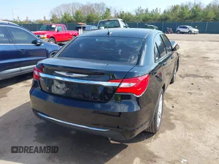 2013 Chrysler 200 Touring z VIN 1C3CCBBB4DN553052, wystawiony jako IAAI lot #42092777 z przebiegiem 106 762 mil mil oraz . Historia ofert i sprzedaży dostępna na DreamBid. Obrazek 4.