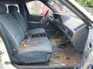 1993 Oldsmobile Cutlass Ciera S z VIN 1G3AG54N1P6455773, wystawiony jako IAAI lot #42340327 z przebiegiem 107 933 mil mil oraz . Historia ofert i sprzedaży dostępna na DreamBid. Obrazek 5.