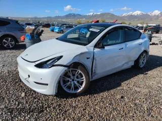 2022 Tesla Model Y Long Range z VIN 7SAYGDEE1NF378026, wystawiony jako Copart lot #54951965 z przebiegiem 59 084 mil mil oraz Szkody całkowita. Historia ofert i sprzedaży dostępna na DreamBid. Obrazek 1.