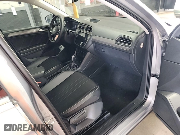 2024 Volkswagen Tiguan SE with VIN 3VV3B7AX5RM084940, listed as a IAAI auction lot 42731231 with 19,747 mi miles and . Bid and sale history available at DreamBid. Image 16.