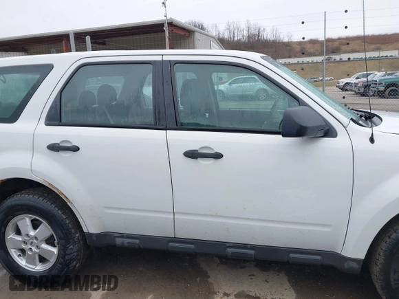 2010 Ford Escape XLS z VIN 1FMCU9C7XAKC89999, wystawiony jako IAAI lot #41506494 z przebiegiem 242 078 mil mil oraz . Historia ofert i sprzedaży dostępna na DreamBid. Obrazek 13.