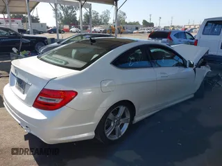 2013 Mercedes-Benz C 250 с VIN WDDGJ4HBXDG032143, выставлен на аукционе IAAI как лот 42517710 с пробегом Не указан миль и . История ставок и продаж доступна на DreamBid. Изображение 4.