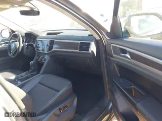 2018 Volkswagen Atlas 3.6L V6 SEL with VIN 1V2MR2CA1JC553522, listed as a IAAI auction lot 41020523 with 137,116 mi miles. Bid and sale history available at carsss.com. Image 5.