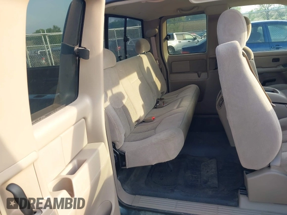 2005 Chevrolet Silverado 1500 LS z VIN 1GCEC19Z45Z290847, wystawiony jako IAAI lot #42400070 z przebiegiem 110 513 mil mil oraz . Historia ofert i sprzedaży dostępna na DreamBid. Obrazek 8.