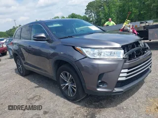 2019 Toyota Highlander LE z VIN 5TDZZRFH6KS319028, wystawiony jako IAAI lot #42096606 z przebiegiem 129 202 mil mil oraz . Historia ofert i sprzedaży dostępna na DreamBid. Obrazek 1.