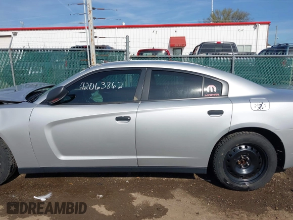 2013 Dodge Charger Police z VIN 2C3CDXAT9DH549866, wystawiony jako IAAI lot #42063862 z przebiegiem 145 191 mil mil oraz . Historia ofert i sprzedaży dostępna na DreamBid. Obrazek 14.