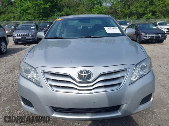 2011 Toyota Camry LE z VIN 4T1BF3EKXBU607307, wystawiony jako IAAI lot #42269501 z przebiegiem 153 051 mil mil oraz . Historia ofert i sprzedaży dostępna na DreamBid. Obrazek 11.