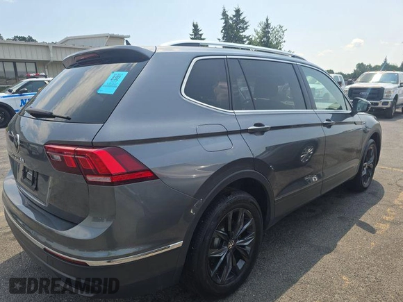 2024 Volkswagen Tiguan SE z VIN 3VV3B7AX1RM107078, wystawiony jako IAAI lot #42852792 z przebiegiem 36 642 mil mil oraz . Historia ofert i sprzedaży dostępna na DreamBid. Obrazek 2.