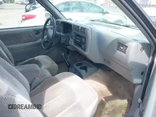 1997 GMC Sonoma z VIN 1GTCS1443VK511286, wystawiony jako IAAI lot #42236026 z przebiegiem 154 768 mil mil oraz . Historia ofert i sprzedaży dostępna na DreamBid. Obrazek 5.