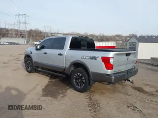 2017 Nissan Titan SL z VIN 1N6AA1E58HN506456, wystawiony jako IAAI lot #41521294 z przebiegiem 59 252 mil mil oraz . Historia ofert i sprzedaży dostępna na DreamBid. Obrazek 3.