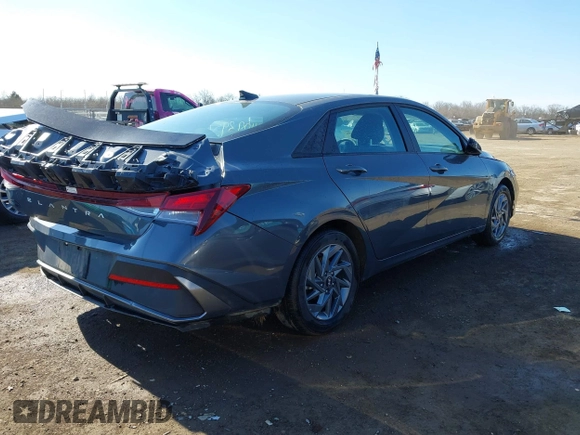 2024 Hyundai Elantra SEL z VIN KMHLM4DG4RU805694, wystawiony jako IAAI lot #41893956 z przebiegiem 4 856 mil mil oraz . Historia ofert i sprzedaży dostępna na DreamBid. Obrazek 4.