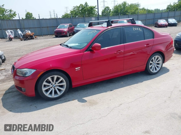 2011 BMW 3 Series 328i xDrive z VIN WBAPK5C52BA661343, wystawiony jako IAAI lot #42472552 z przebiegiem 114 033 mil mil oraz . Historia ofert i sprzedaży dostępna na DreamBid. Obrazek 2.