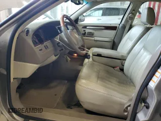 2003 Lincoln Town Car Signature z VIN 1LNHM82W13Y660122, wystawiony jako Copart lot #51790595 z przebiegiem 151 371 mil mil oraz Nie do naprawy • Non repairable. Historia ofert i sprzedaży dostępna na DreamBid. Obrazek 7.