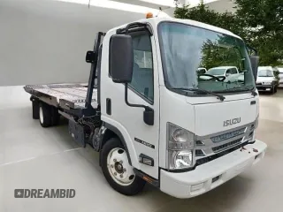 2020 Isuzu NRR IBT z VIN JALE5W169L7305035, wystawiony jako Copart lot #49544005 z przebiegiem 93 159 mil mil oraz Tytuł czysty. Historia ofert i sprzedaży dostępna na DreamBid. Obrazek 1.