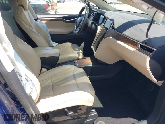 2017 Tesla Model X 90D z VIN 5YJXCBE24HF044656, wystawiony jako IAAI lot #40054420 z przebiegiem 137 621 mil mil oraz . Historia ofert i sprzedaży dostępna na DreamBid. Obrazek 5.