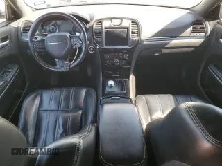 2019 Chrysler 300 S z VIN 2C3CCABG1KH654061, wystawiony jako Copart lot #47137005 z przebiegiem 109 896 mil mil oraz Szkoda całkowita • Salvage title. Historia ofert i sprzedaży dostępna na DreamBid. Obrazek 8.