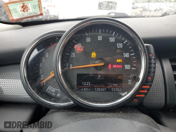2016 MINI Hardtop 4 Door with VIN WMWXU1C53G2D08231, listed as a Copart auction lot 61050035 with 128,267 mi miles and Salvage title. Bid and sale history available at DreamBid. Image 9.