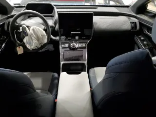 2023 Subaru Solterra Premium z VIN JTMABABA9PA024778, wystawiony jako Copart lot #72051413 z przebiegiem Nie podano mil oraz . Historia ofert i sprzedaży dostępna na DreamBid. Obrazek 8.