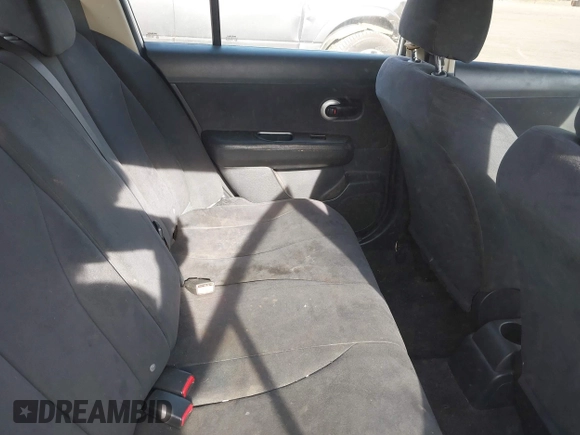 2008 Nissan Versa S z VIN 3N1BC13E48L380605, wystawiony jako IAAI lot #42075458 z przebiegiem 216 340 mil mil oraz . Historia ofert i sprzedaży dostępna na DreamBid. Obrazek 8.