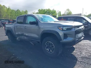 2024 Chevrolet Colorado 4WD ZR2 z VIN 1GCPTFEK4R1287384, wystawiony jako IAAI lot #42201247 z przebiegiem 13 053 mil mil oraz . Historia ofert i sprzedaży dostępna na DreamBid. Obrazek 1.