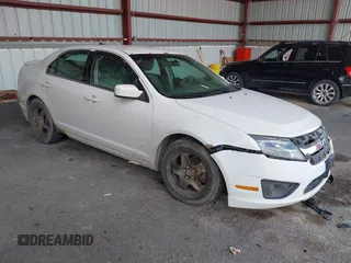 2010 Ford Fusion SE z VIN 3FAHP0HA7AR395863, wystawiony jako IAAI lot #42660455 z przebiegiem 185 583 mil mil oraz . Historia ofert i sprzedaży dostępna na DreamBid. Obrazek 1.