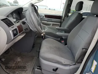 2010 Chrysler Town & Country Touring z VIN 2A4RR5D13AR404747, wystawiony jako Copart lot #57100735 z przebiegiem 220 550 mil mil oraz Szkoda całkowita • Salvage title. Historia ofert i sprzedaży dostępna na DreamBid. Obrazek 7.