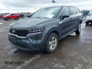 2021 Kia Sorento LX z VIN 5XYRGDLC7MG043279, wystawiony jako IAAI lot #41814356 z przebiegiem 97 094 mil mil oraz . Historia ofert i sprzedaży dostępna na DreamBid. Obrazek 2.