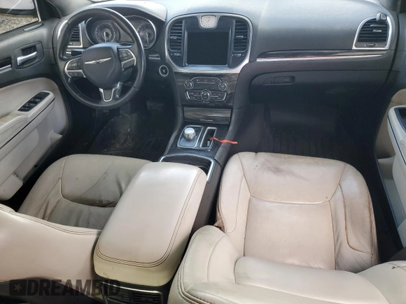 2015 Chrysler 300 Limited z VIN 2C3CCAAG4FH807121, wystawiony jako Copart lot #56182435 z przebiegiem 229 965 mil mil oraz Czysty tytuł • Clean title. Historia ofert i sprzedaży dostępna na DreamBid. Obrazek 8.