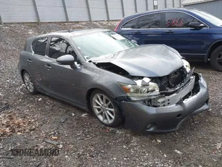2013 Lexus CT 200h z VIN JTHKD5BH9D2147164, wystawiony jako IAAI lot #41881639 z przebiegiem 174 827 mil mil oraz . Historia ofert i sprzedaży dostępna na DreamBid. Obrazek 1.