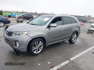 2014 Kia Sorento SX z VIN 5XYKWDA74EG538342, wystawiony jako IAAI lot #41972438 z przebiegiem 157 910 mil mil oraz . Historia ofert i sprzedaży dostępna na DreamBid. Obrazek 17.