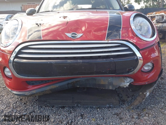 2015 MINI Hardtop 4 Door z VIN WMWXS5C57F2C63418, wystawiony jako IAAI lot #41938785 z przebiegiem 101 712 mil mil oraz . Historia ofert i sprzedaży dostępna na DreamBid. Obrazek 6.