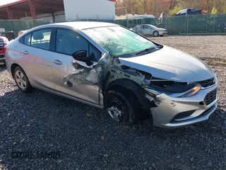 2017 Chevrolet Cruze LS z VIN 1G1BC5SMXH7110305, wystawiony jako IAAI lot #42092959 z przebiegiem 82 028 mil mil oraz . Historia ofert i sprzedaży dostępna na DreamBid. Obrazek 1.