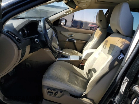 2013 Volvo XC90 Premier Plus z VIN YV4952CY5D1653393, wystawiony jako Copart lot #54572125 z przebiegiem 168 588 mil mil oraz Czysty tytuł • Clean title. Historia ofert i sprzedaży dostępna na DreamBid. Obrazek 7.